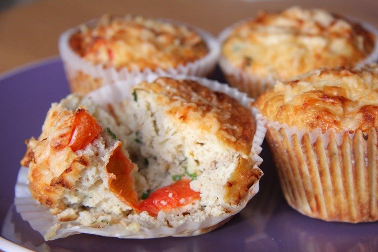 výdatné-muffiny-recepty-vegetariánsko-parmezán-paradajková múka