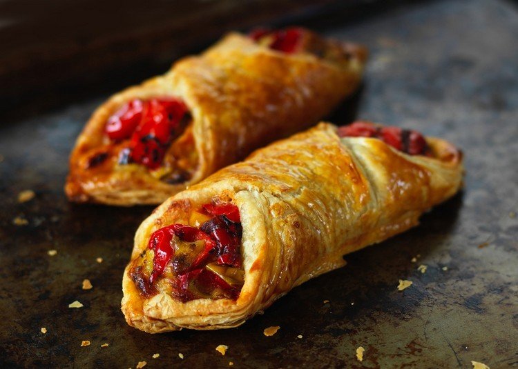 Valcované občerstvenie z lístkového cesta s paprikovou plnkou Výdatné občerstvenie z papriky zvinutej z lístkového cesta