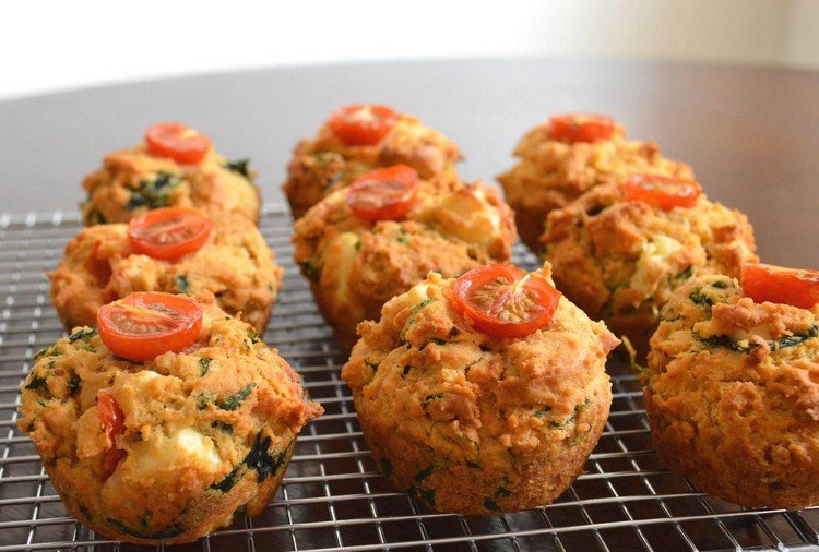 Slané bezlepkové muffiny so špenátom, paradajkami a feta Výdatné občerstvenie muffiny-špenát-feta-syr-paprika