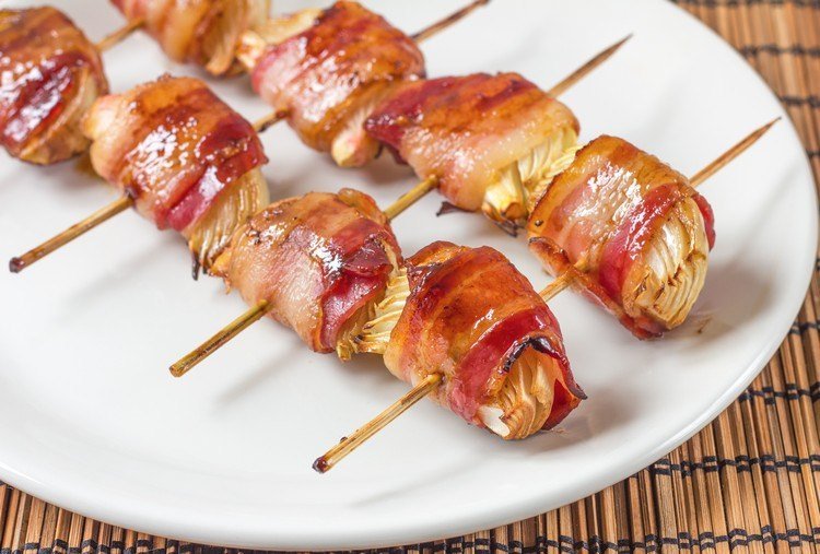 Slaninové rolky na ražni - lahodný nápad na výdatné jedlo na prst výdatné občerstvenie-slanina-kura-jednohubky-tyčinky