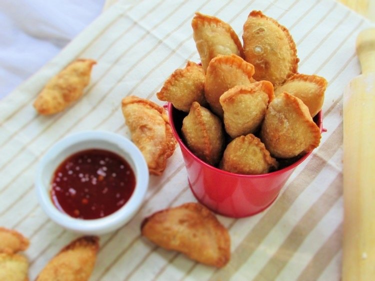 Indické samosy s náplňou a čili omáčkou výdatné občerstvenie-knedľa-kura-samosas-pikantná omáčka