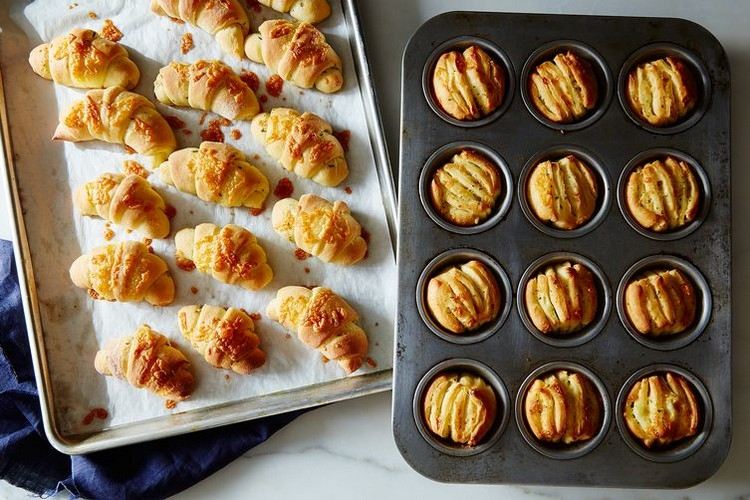 Pripravte si chutné občerstvenie v rôznych tvaroch výdatné občerstvenie-rolované rožky-kvasnicové cesto-čedar-bylinkové maslo