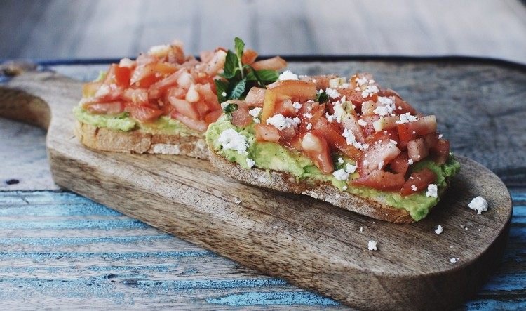 Vegetariánske slané občerstvenie - bruschetta s avokádom a paradajkami výdatné občerstvenie-studené-bruschetta-paradajka-avokádo-zdravé-vegetariánske