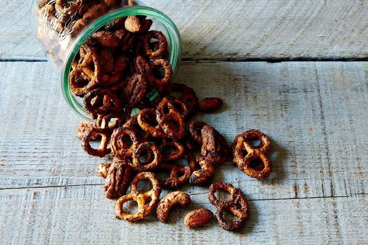 Pikantná oriešková zmes, aby ste si vyrobili sami výdatné občerstvenie-oriešky-praclík-pikantné-párty-jedlo