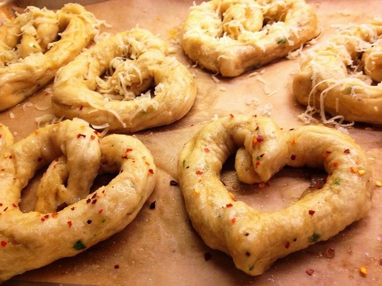 Na papieri na pečenie upečte praclíky v tvare srdca výdatné-občerstvenie-praclíky-pečenie-čedar-cibuľa-pikantné