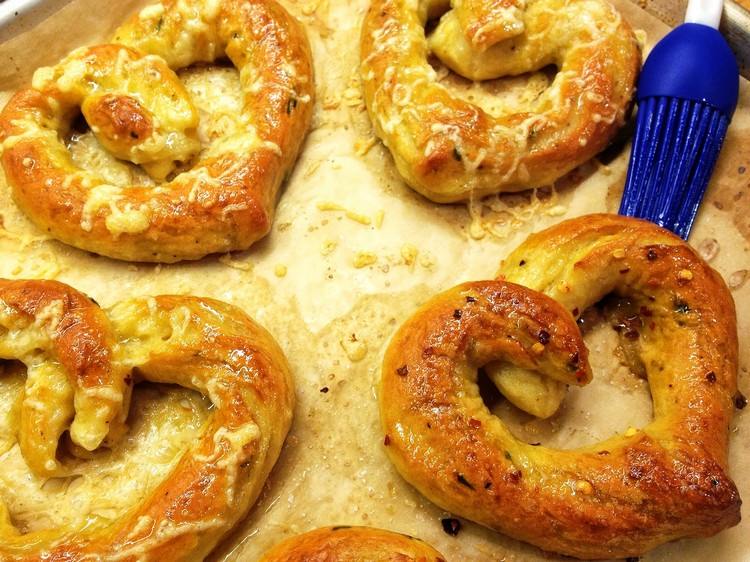 Výdatné občerstvenie - slané praclíky so syrom výdatné občerstvenie-praclíky v tvare srdca-droždie-cesto-syr čedar