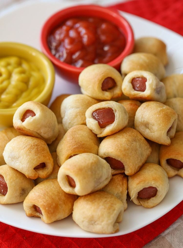 Mini uhryznutie z cesta a párkov s rôznymi omáčkami výdatné občerstvenie-mini-hotdog-omáčka-cesto na jedlo