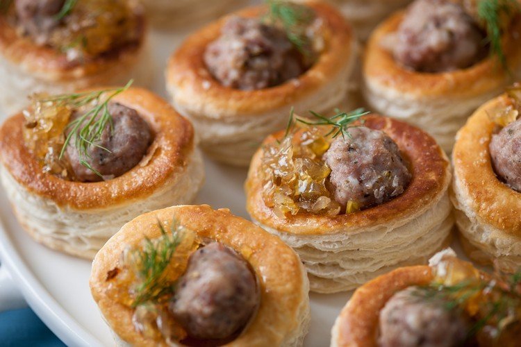 Rolky z francúzskeho lístkového cesta s mäsom a džemom výdatné občerstvenie-lístkové cesto-klobása-džem-pečené