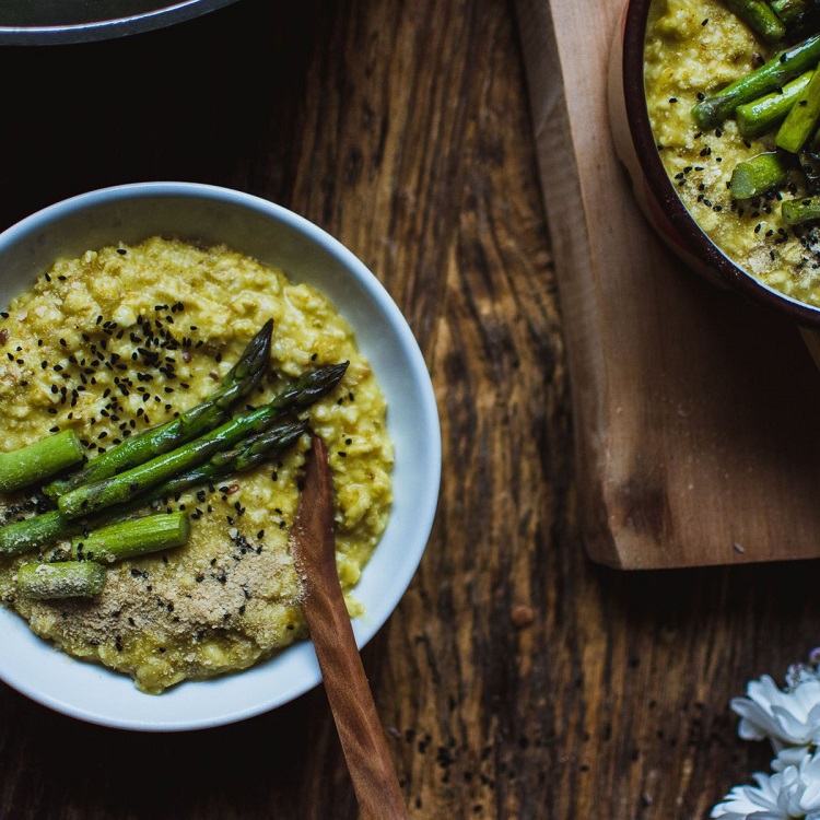 Recepty na špargľu jedia večer nízkokalorické ovsené vločky.Vysoká kaša