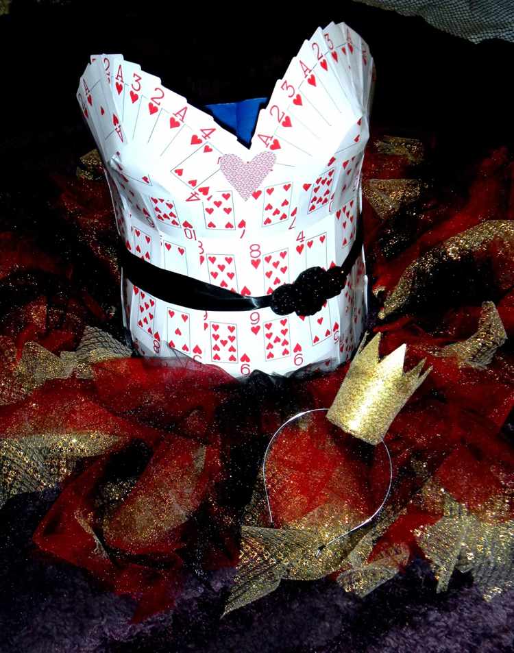 Vyrobte si svoj vlastný kostýmový korzet Queen of Hearts z hracích kariet so srdiečkovým výrezom