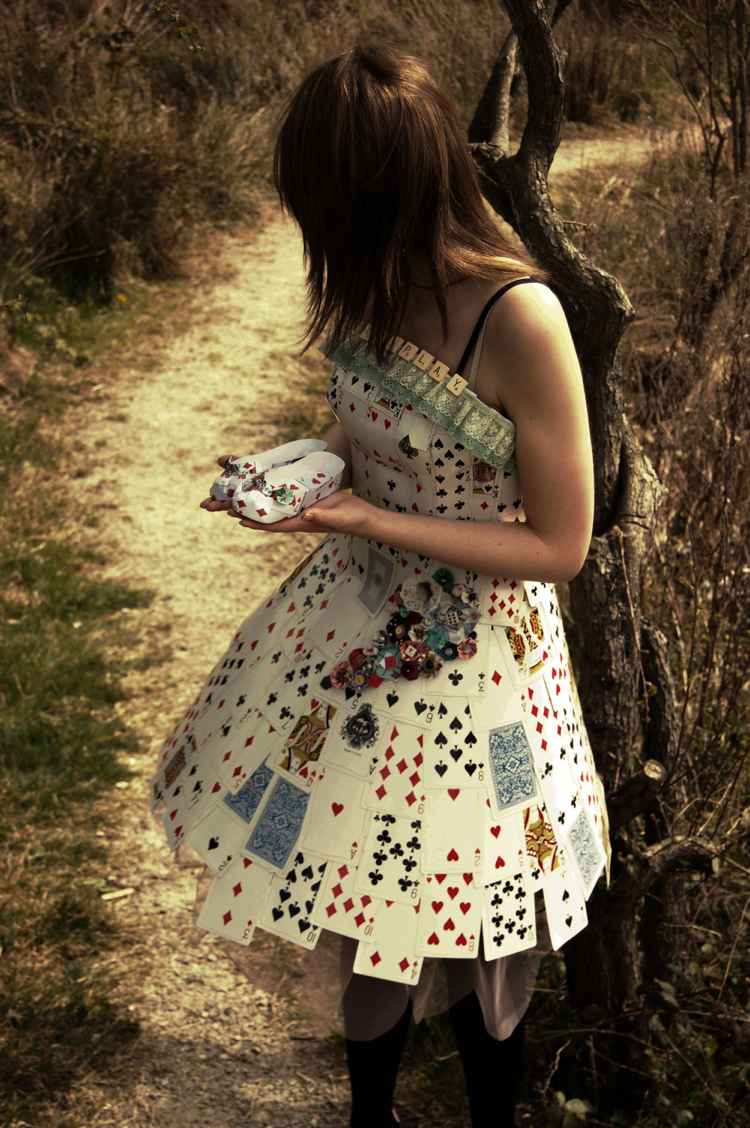 Vyrobte si šaty z hracích kariet na Halloween sami