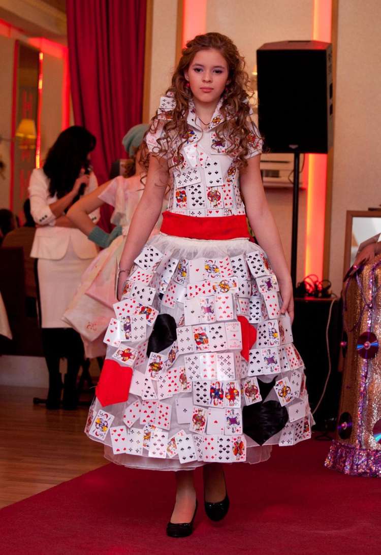 Vyrobte si šaty z hracích kariet kostýmu kráľovnej srdca sami