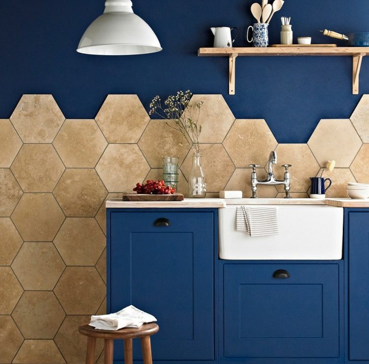 nápady na šesťhranné dlaždice-porcelánová kamenina-kuchyňa-modré-skrinky-stredomorské