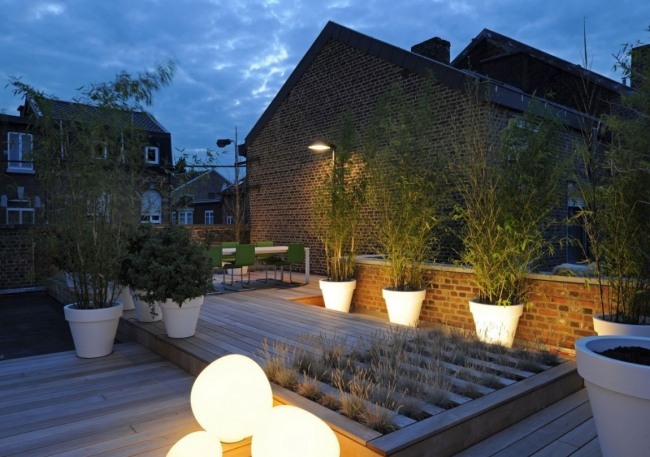 Zelené podlahové svetlá na strešnej terase zemegule