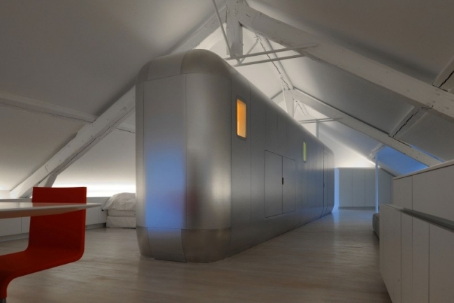 Priemyselne elegantný apartmán s terasou so šikmou strechou