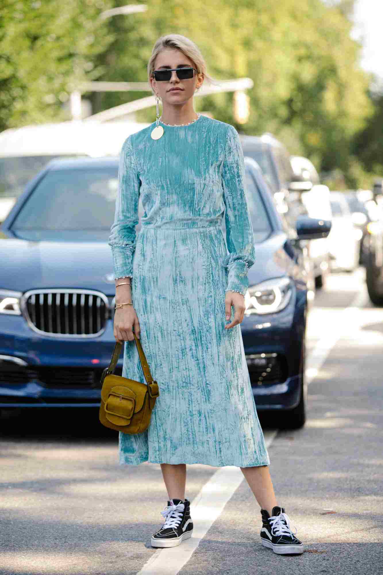 Vysoké tenisky kombinujú večerné šaty so zamatovými jarnými outfitmi