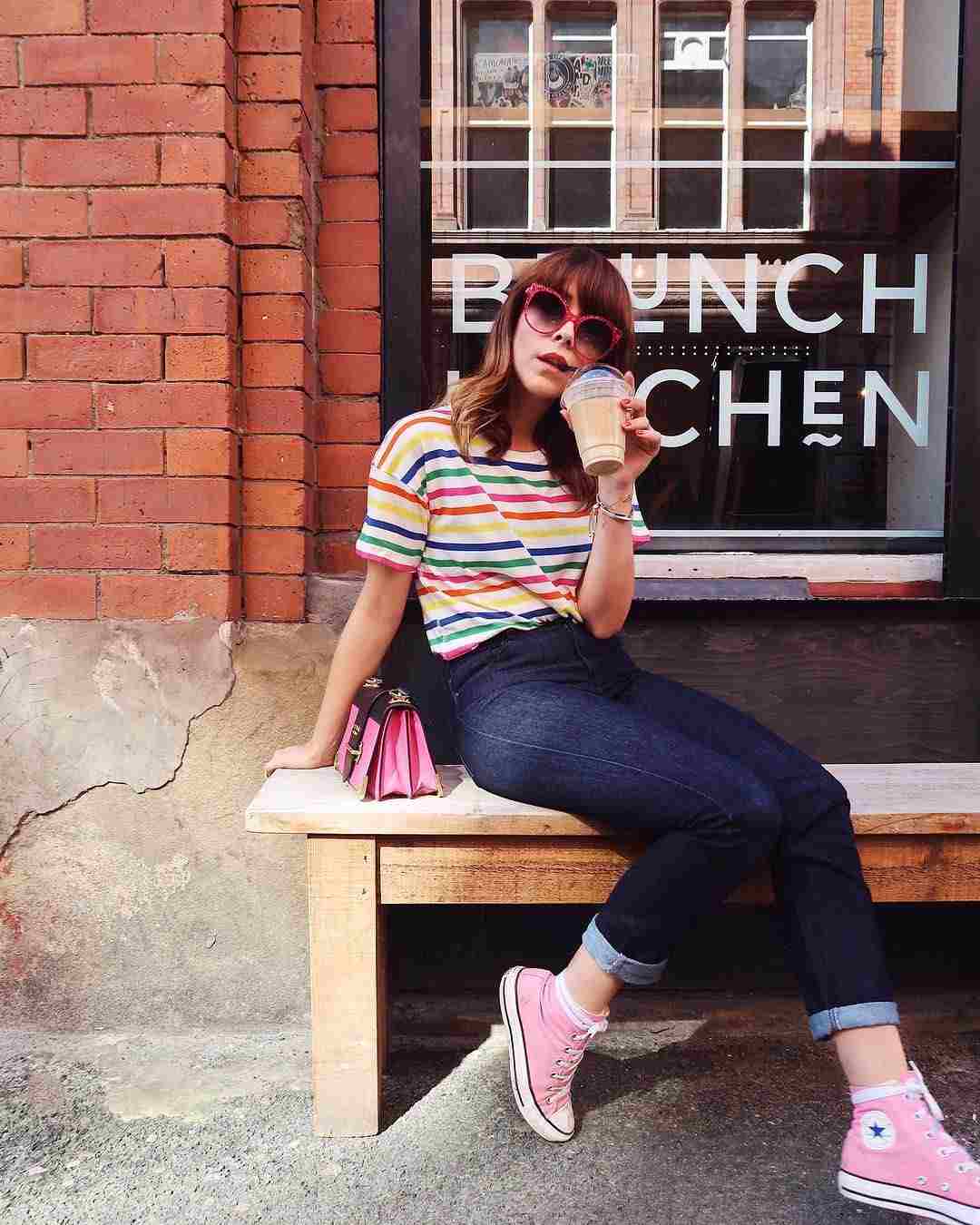 Vysoké tenisky kombinujú letné outfity z ružových riflových tričiek