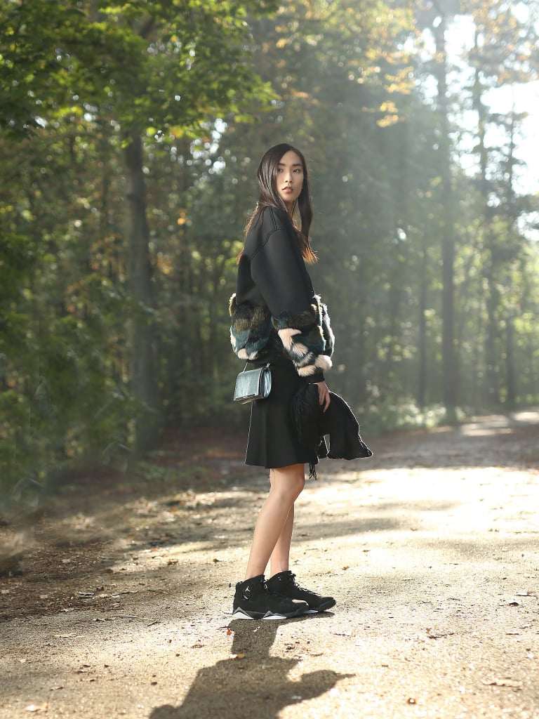 Vysoké tenisky kombinujú čiernu kabelku