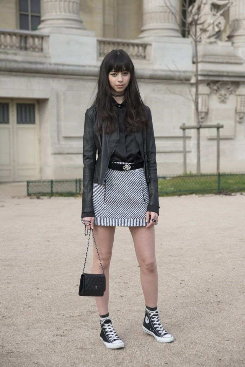 Vysoké tenisky kombinujú čiernobielu mini sukňovú koženú bundu