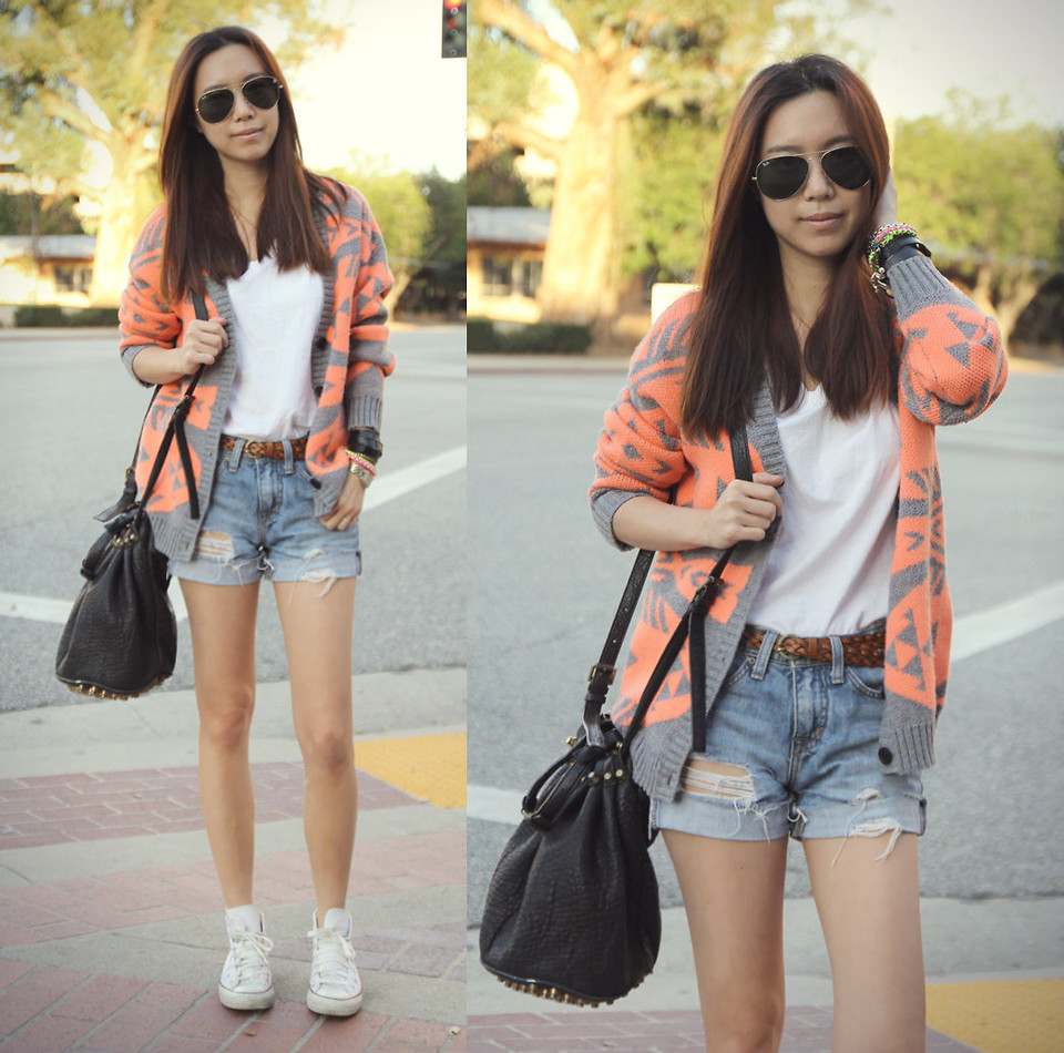 Vysoké tenisky kombinujú vesta geometrickými motívmi džínsových šortiek neónovej farby