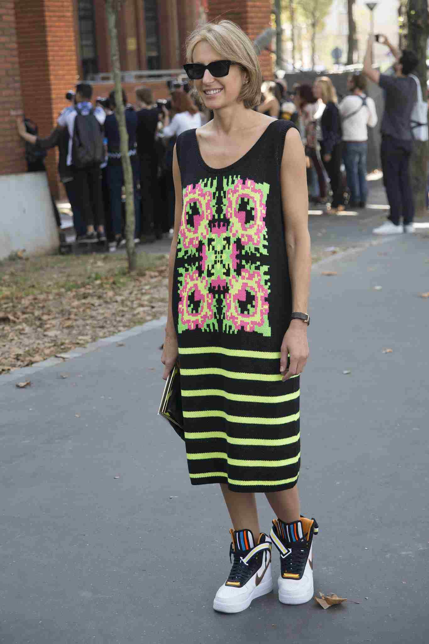 Vysoké tenisky kombinujú pletené šaty neónovej farby zelenej farby