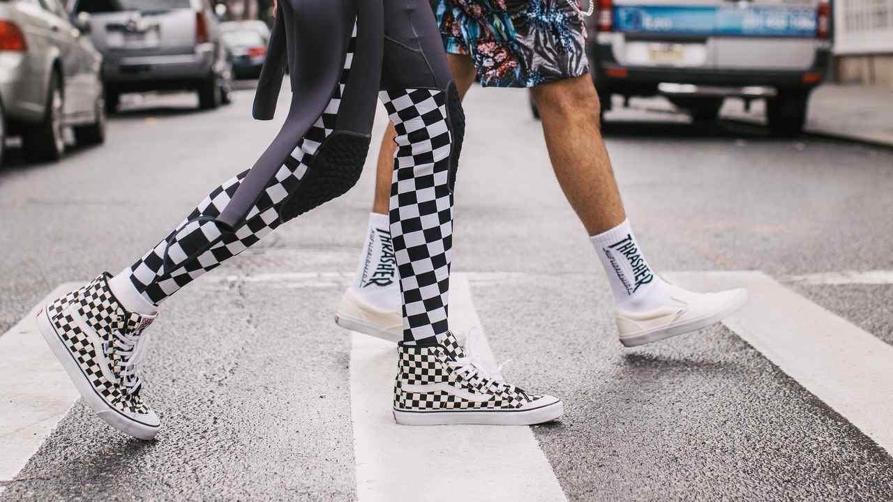 Vysoké tenisky kombinujú nápady pánskej módy