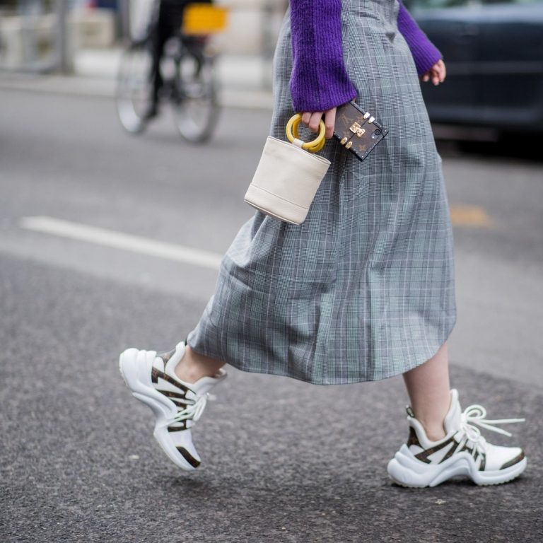 Vysoké tenisky kombinujú modely s dlhou sukňou