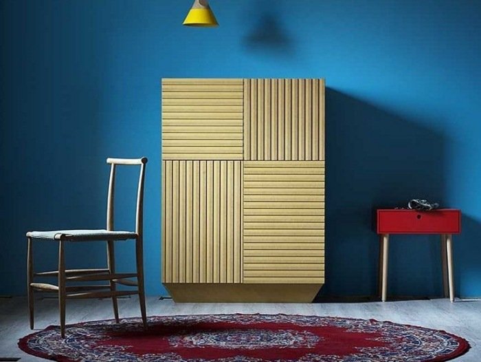 moderná drevená doska s otočnými dverami KÓD od Miniforms vysoká doska-dizajn-s-dverami-obývačka z dreva-KÓD-Miniformy