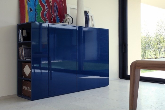 Highboard dizajn vo vysoko lesklej modrej farbe s policami-Volterra od COLLI CASA highboard-design-vysoký-lesk-modrý-police-VOLTERRA-COLLI-CASA