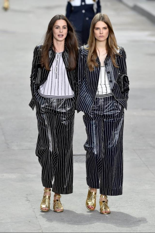 Široké dámske obleky s pruhmi a zlatými topánkami-Chanel Široké strihy-prúžky-chanel-široké-nohavice-Karl-Lagerfeld