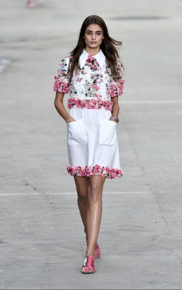 dievčenská blúzka s kvetinovými aplikáciami-ploché viacfarebné topánky-2015 dievčenská blúzka-golier-kvetinové-aplikácie-ploché-topánky-2015