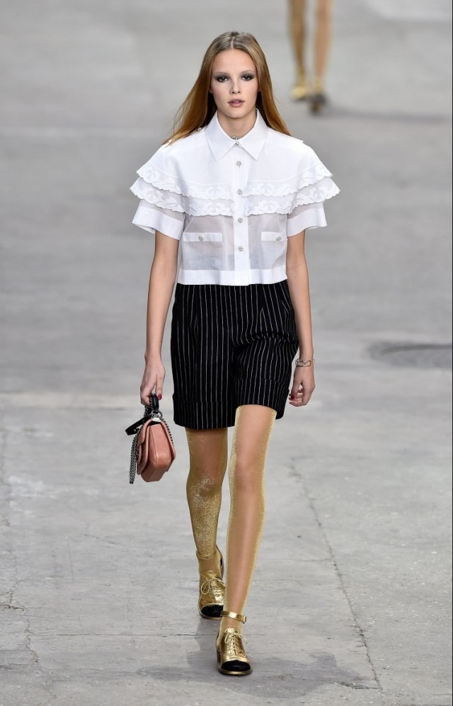 Pripravené na nosenie - klasické siluety - nohavice podobné bermudám - zlaté doplnkové náramky Pripravená na nosenie-Kolekcia Chanel-Zlaté náramky-minisukne-Bermudy-ako-culottes