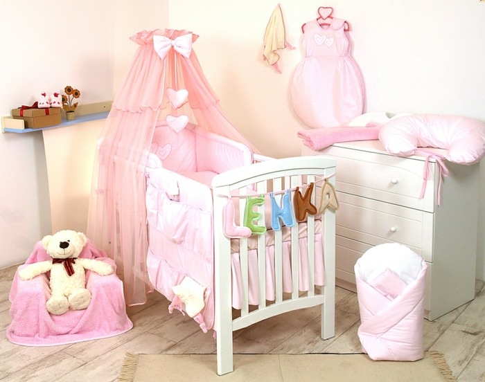 Baldachýn do detskej postieľky v jemnej ružovej farbe roztomilá detská posteľ s baldachýnom