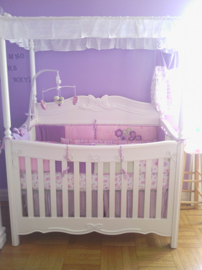 Baldachýn do detskej postele s fialovými a ružovými motívmi Detská posteľ vyrobená z tyče na baldachýn z masívu