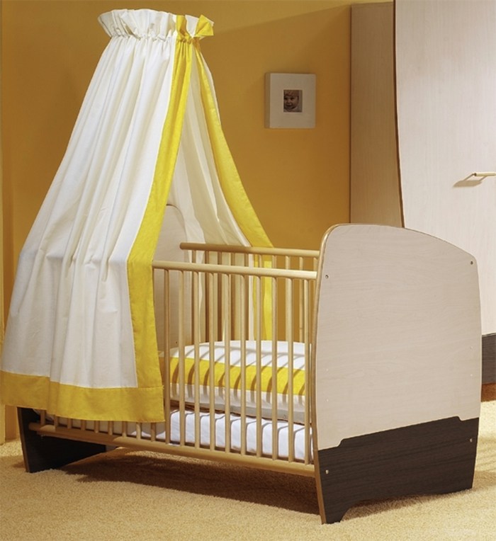 Baldachýn do detskej postieľky s požadovaným okrajom v žltej farbe s dvojfarebnou detskou postieľkou a baldachýnom