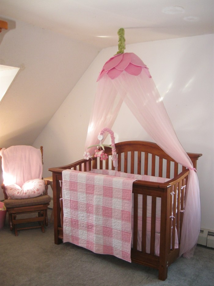 Baldachýn do detskej postieľky v jemnej ružovej farbe s motívmi tulipánov v károvaných vzoroch-tulipánových motívoch