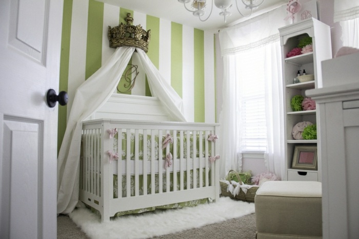 Baldachýn do detskej postele s korunkou na stene Baldachýn do detskej postele - detská posteľ - z masívu - s korunkou