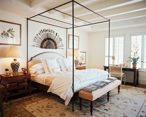 Posteľ s baldachýnom s bavlneným kobercom s tenkým kovovým rámom Dekorácia na stenu-tenko-kovový rám-bodkovaný-orientálny koberec