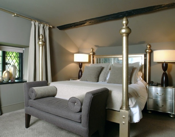 Lavica s čalúnením a operadlami, povrchová úprava striebornej farby Nápady na posteľ s baldachýnom v strieborných farbách