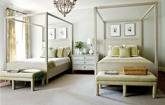 Nápady na posteľ s baldachýnom svetlé farby rovné čiary a kontúry čisté línie-svetlé-tóny-nábytkový-štýl-monochromatický