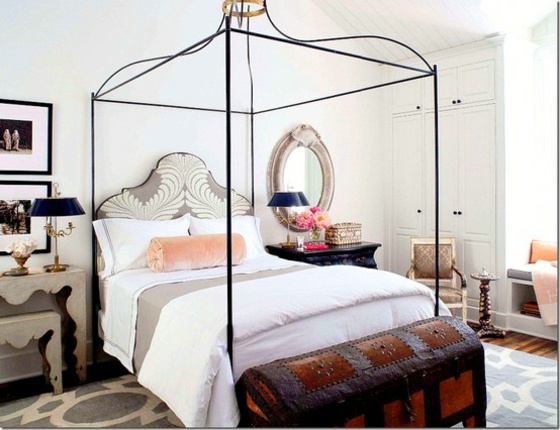 Nástenné zrkadlo moderný koberec s okrúhlymi motívmi romantická kovová posteľ s baldachýnom Drevená škatuľa so železným krytom a tenkým rámom postele s baldachýnom