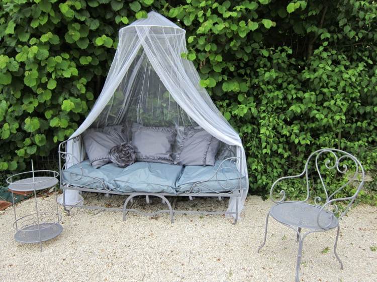 ošarpaná elegantná posteľná záhradná strieška