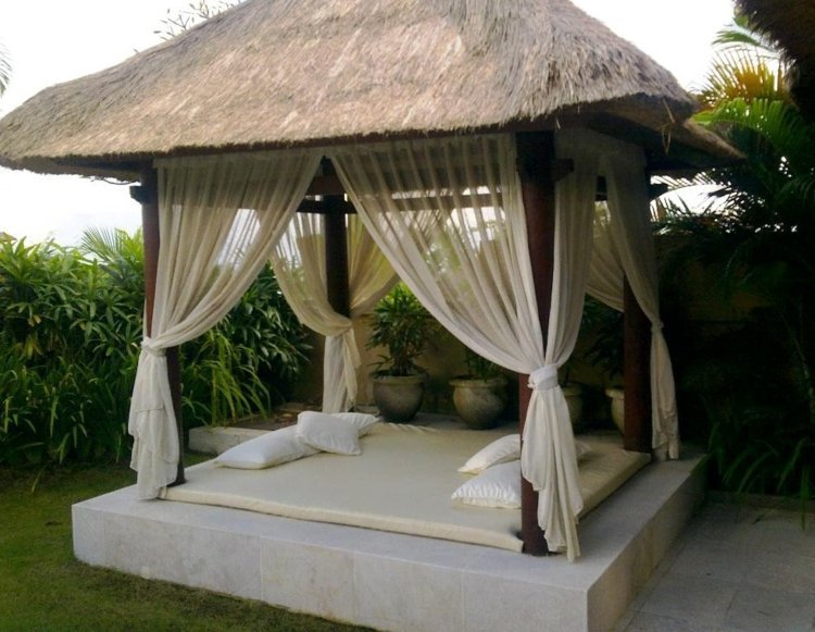 záhradné vankúše s baldachýnom