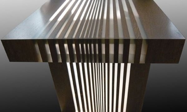 Moderný stôl podsvietený čiernobielo