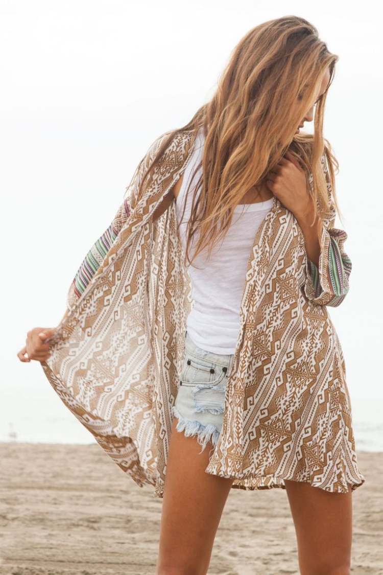 hippie-chic-fashion-boho-kimono-krátke-riflové-nohavice-roztrhané-pláž-leto