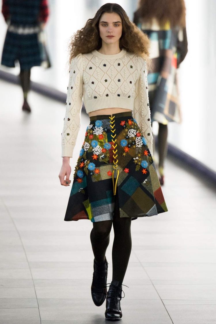 hippie-šik-móda-boho-sukňa-sveter-ploché-topánky-kvetinový vzor-čierna