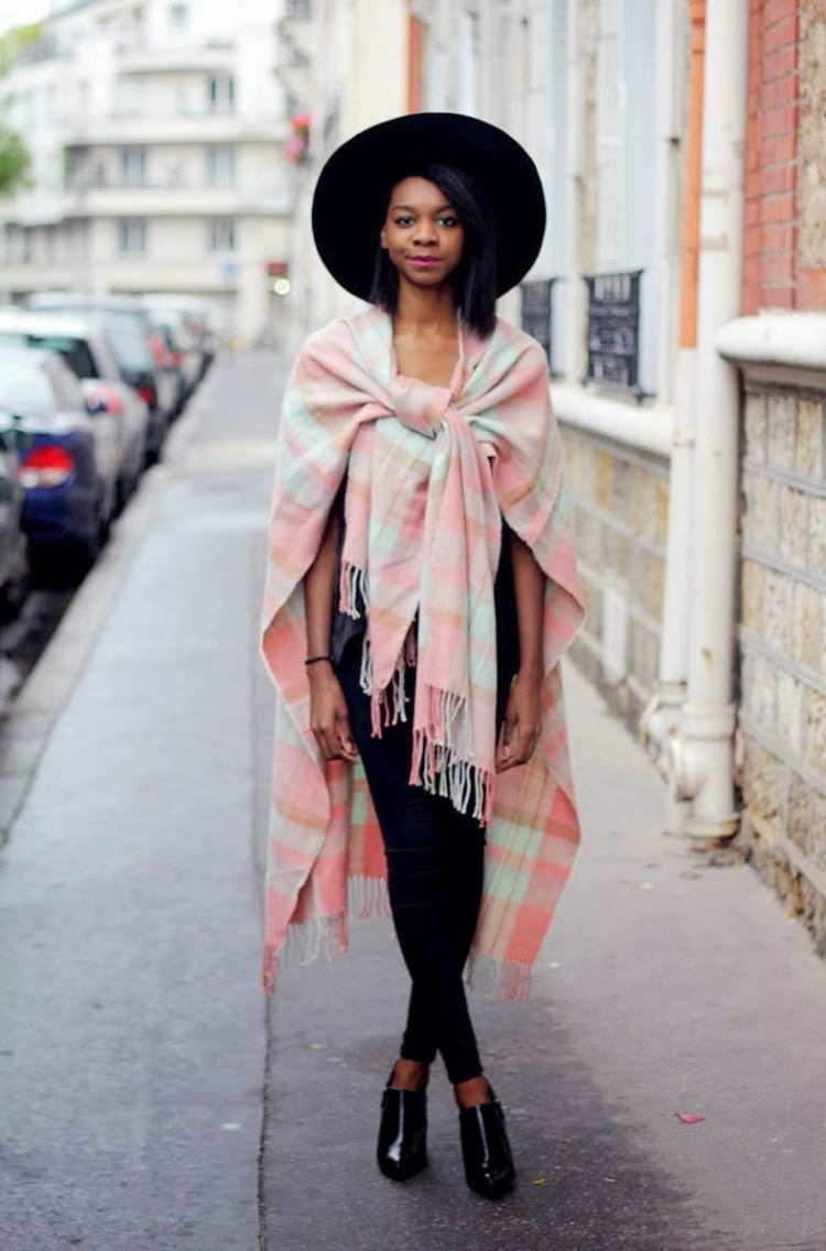 hippie-šik-móda-boho-klobúk-čierne-nohavice-šál-deka