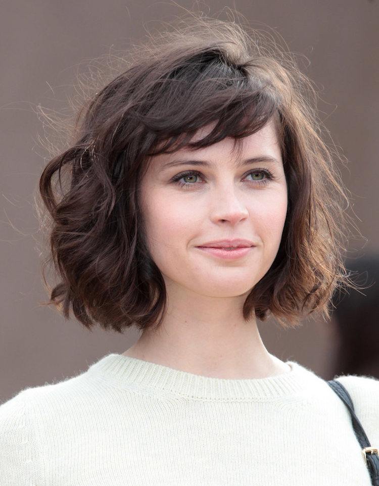 hipster-móda-dámy-účes-ofina-po plecia-felicity-jones