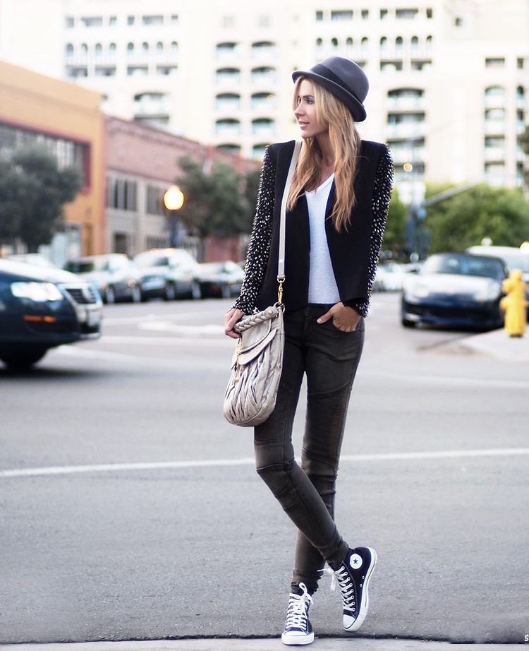 hipster-móda-dámy-teniska-čiapka-čierna-biela-šik