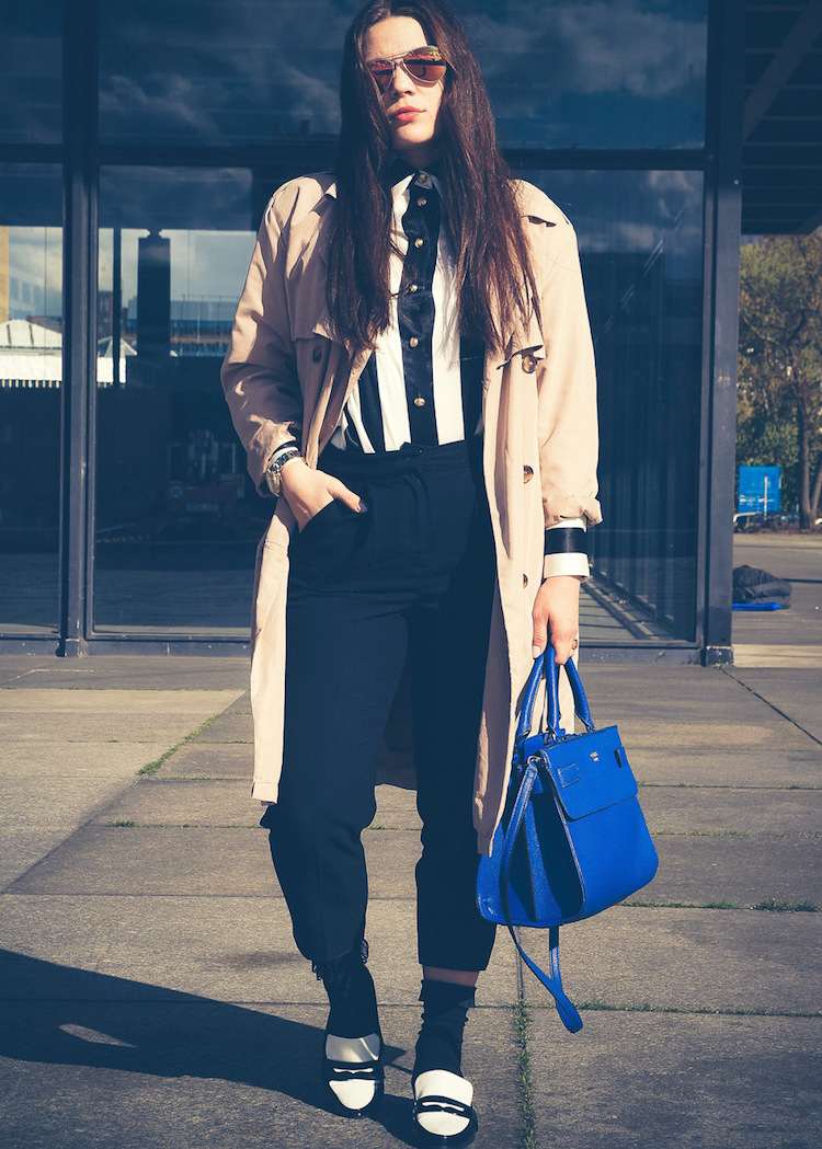 hipster-móda-dámy-čierno-biely-kabát-priekopa